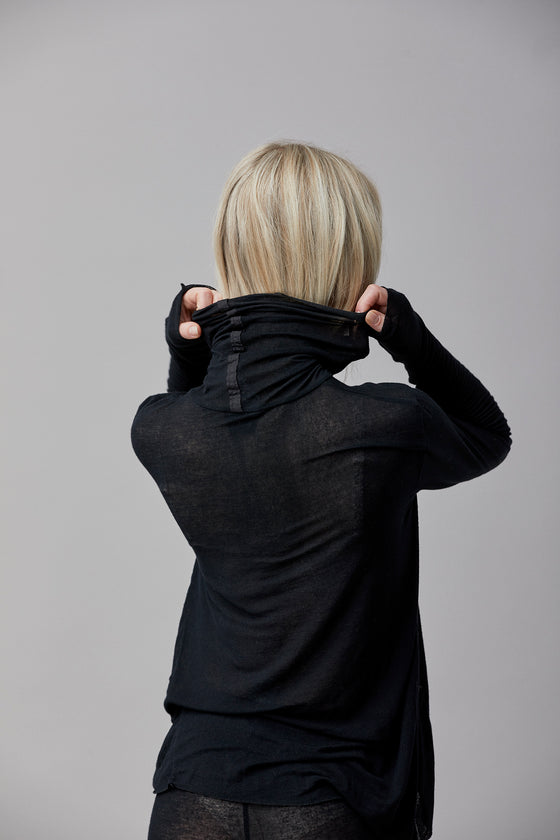 Experience the luxury of Kristensen Du Nord and their Cotton Cashmere Layer Turtleneck Sweater. 
