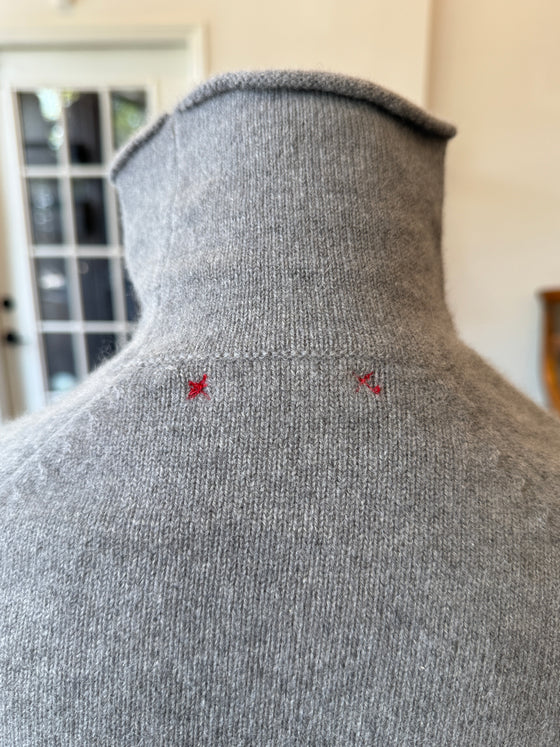 Reg Royal Cashmere Turtleneck Sweater Feather