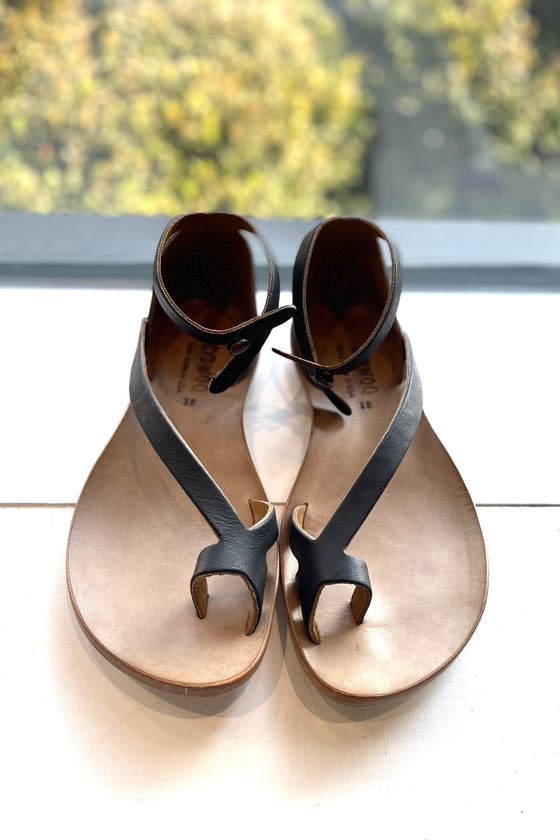 Clne Black Tomcat Sandal by CYDWOQ PATRICIA