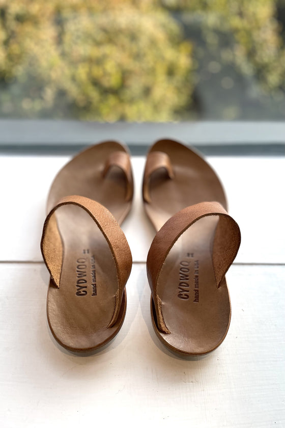 Thong Sandal in Tocu (Washed Dark Tan)