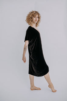  Rise & Ramble Silk Velvet Dress in Ebony