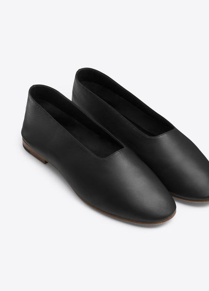 Vince Maxwell Flat in black, a soft Italian leather ballet flat with a modern, choked up silhouette and rounded toe.