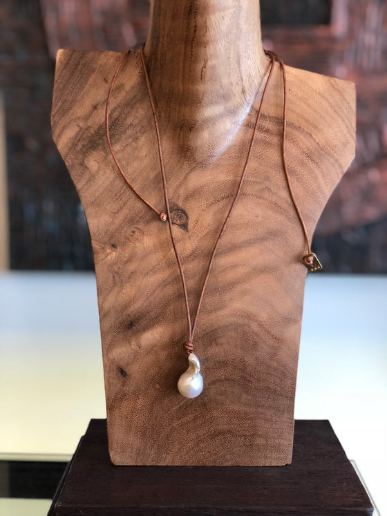 White Baroque Pearl and Leather necklace